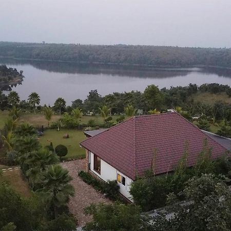 Stayvista'S Lakeside Whispers - Lake & Mountain-View Villa With Lawn & Indoor-Outdoor Games Nagpur Exterior photo