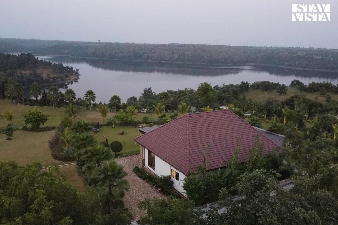 Stayvista'S Lakeside Whispers - Lake & Mountain-View Villa With Lawn & Indoor-Outdoor Games Nagpur Exterior photo
