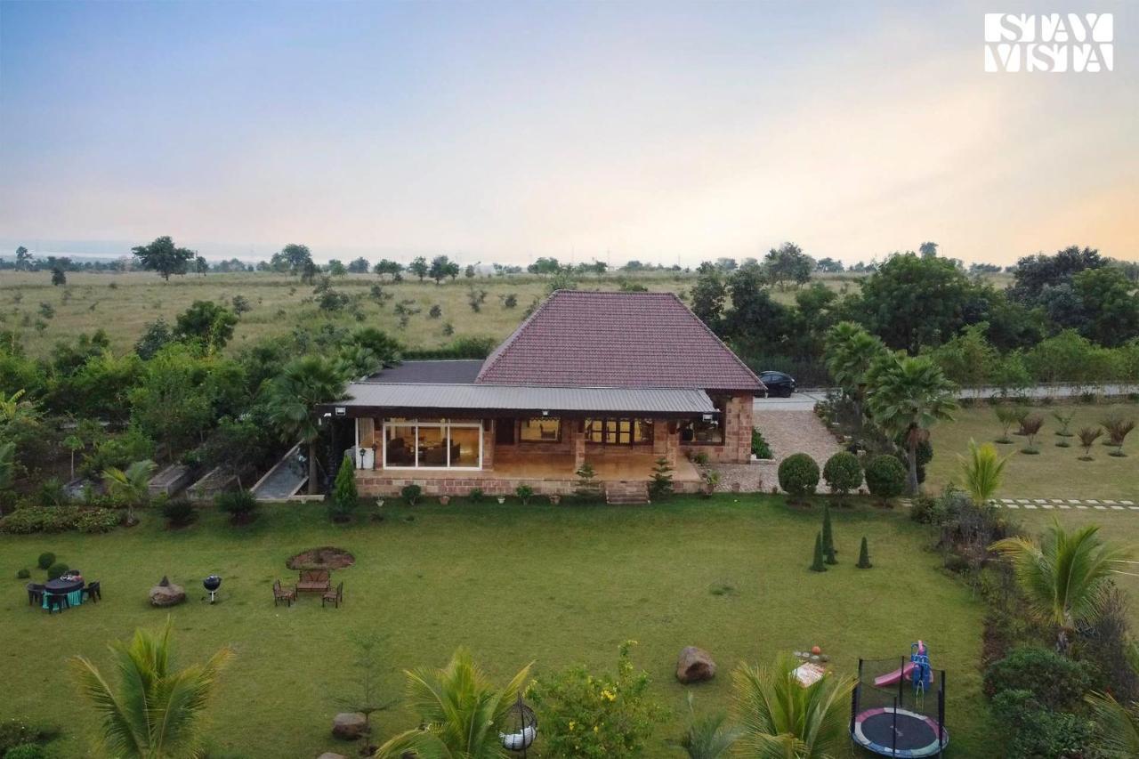 Stayvista'S Lakeside Whispers - Lake & Mountain-View Villa With Lawn & Indoor-Outdoor Games Nagpur Exterior photo